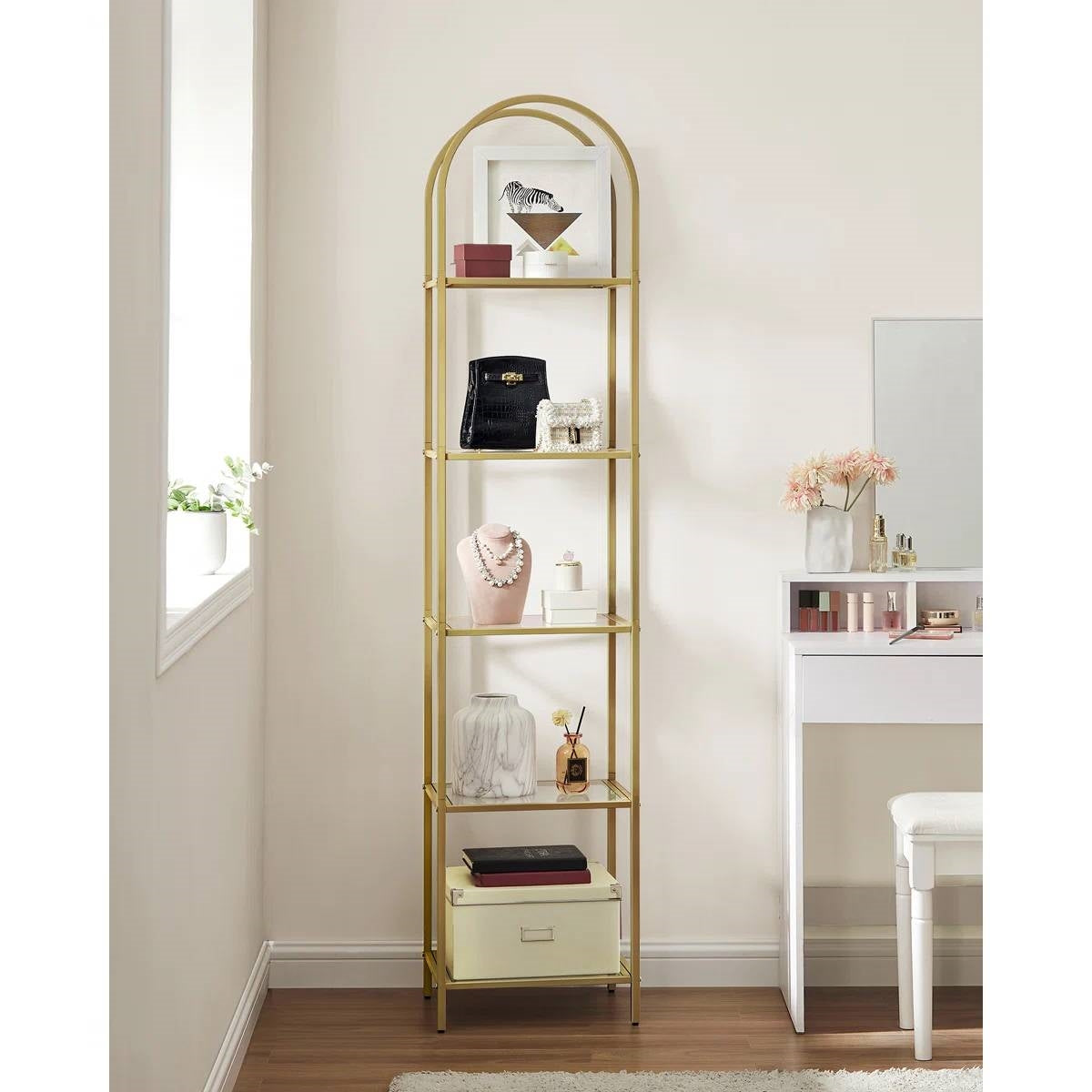 Estantería estrecha de metal dorado con parte superior arqueada y 5 estantes de cristal para almacenamiento