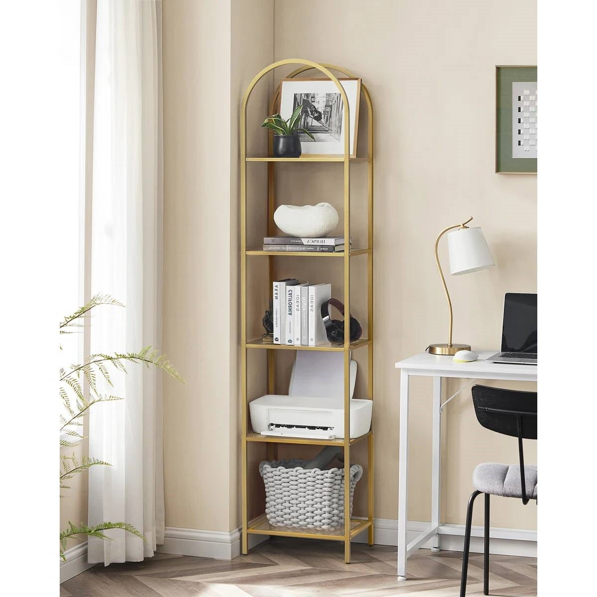 Estantería estrecha de metal dorado con parte superior arqueada y 5 estantes de cristal para almacenamiento