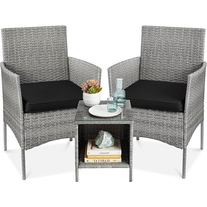 Juego de comedor de 3 piezas de mimbre PE gris para patio con cojines negros