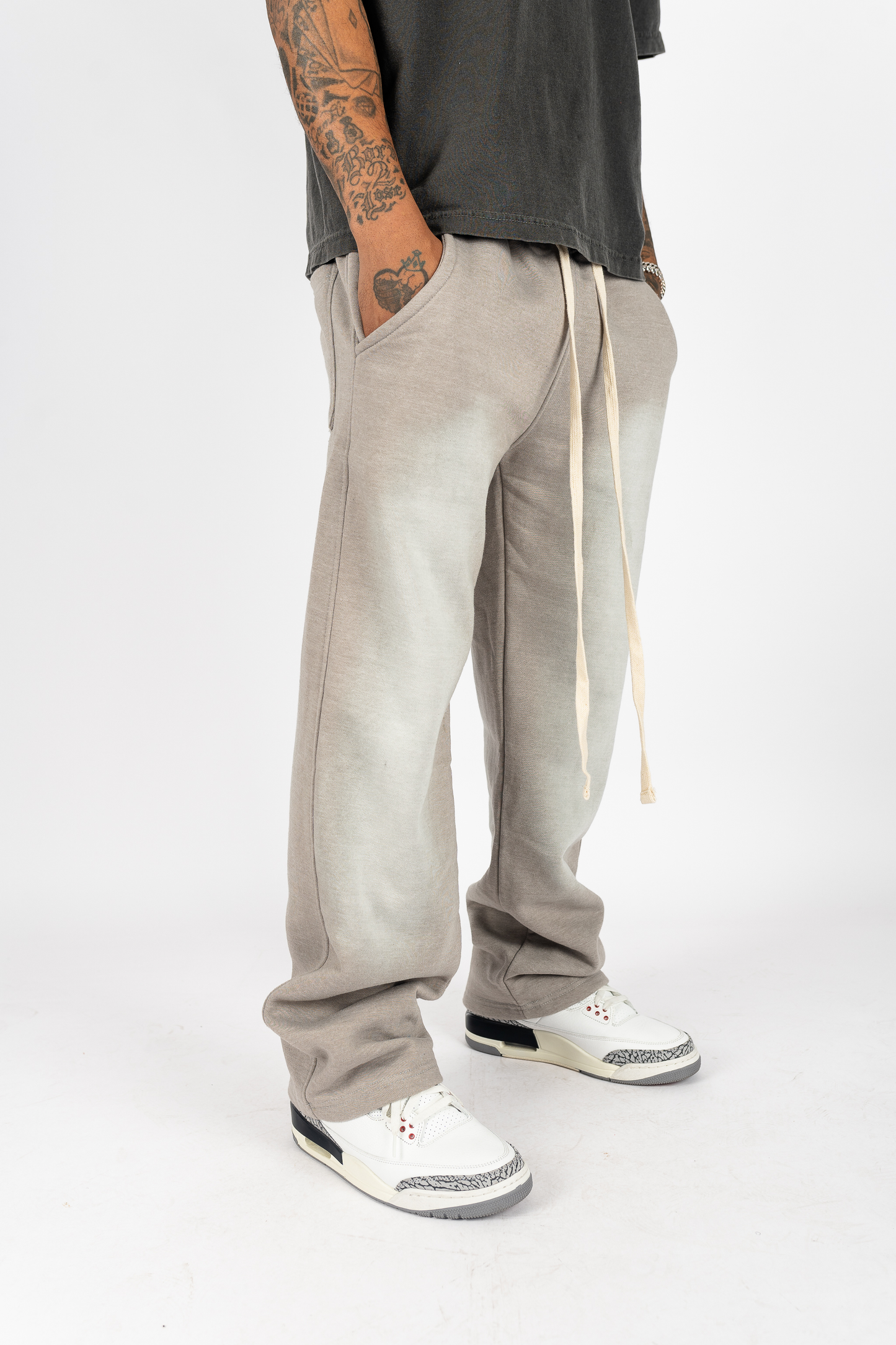 Pantalones de chándal blanqueados y secados al sol