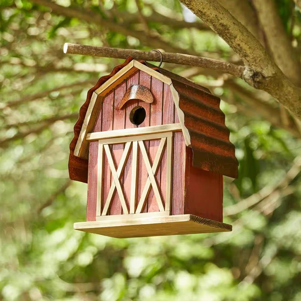 Casita para pájaros colgante de estilo granero, de metal y madera roja para exteriores