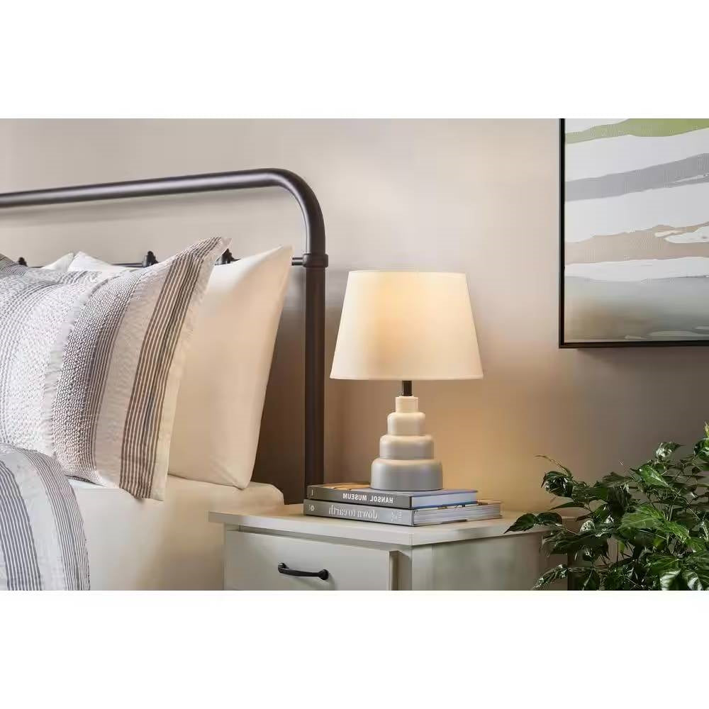 Lámpara de mesa pequeña gris con pantalla de tela blanca para mesita de noche