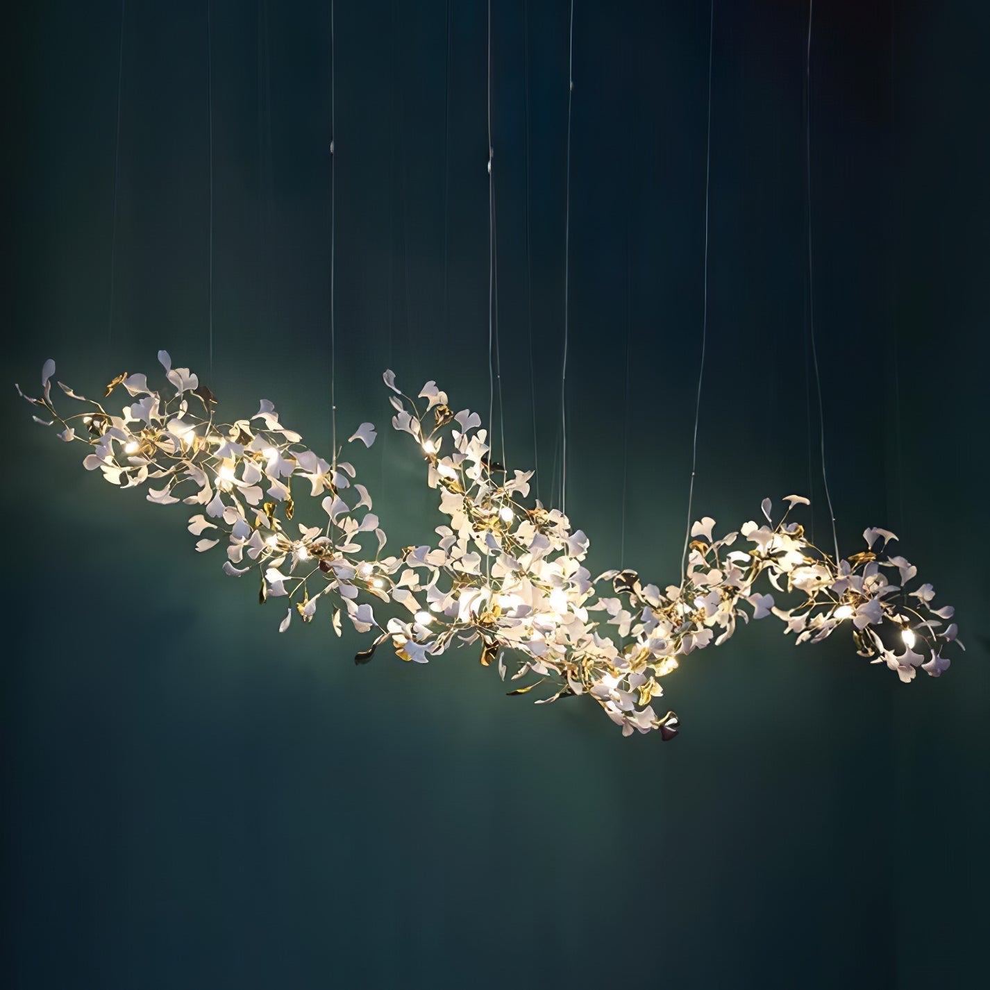 Arañas de ginkgo en combinación de hojas blancas y doradas
