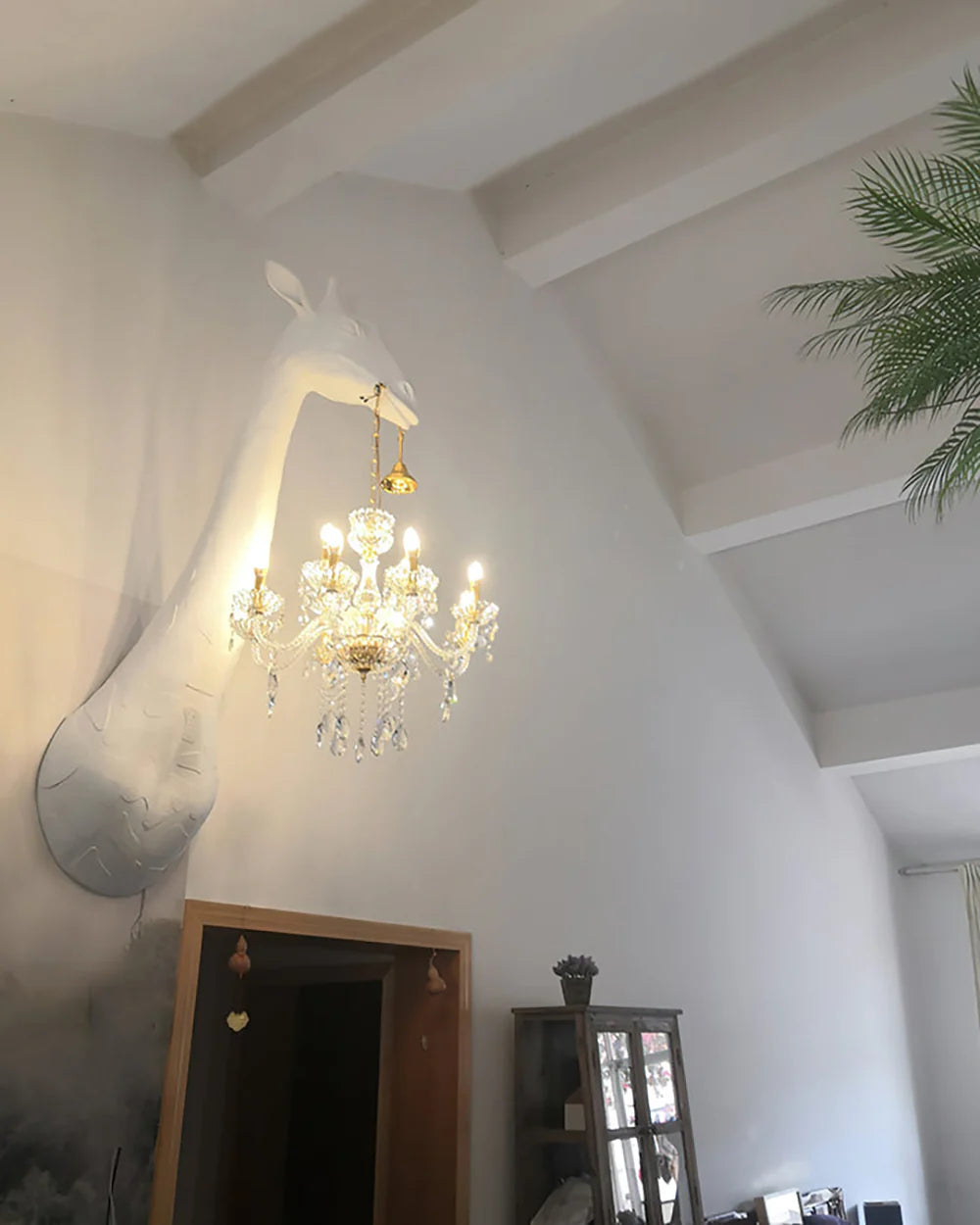 Lámpara de pared con escultura de jirafa