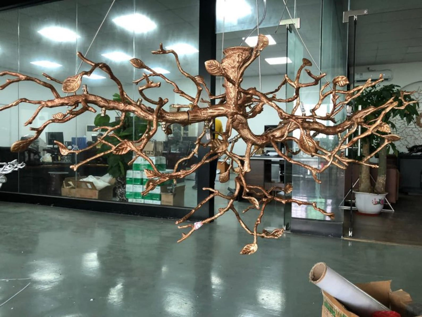 Lámpara de araña de rama de árbol con flores de cristal