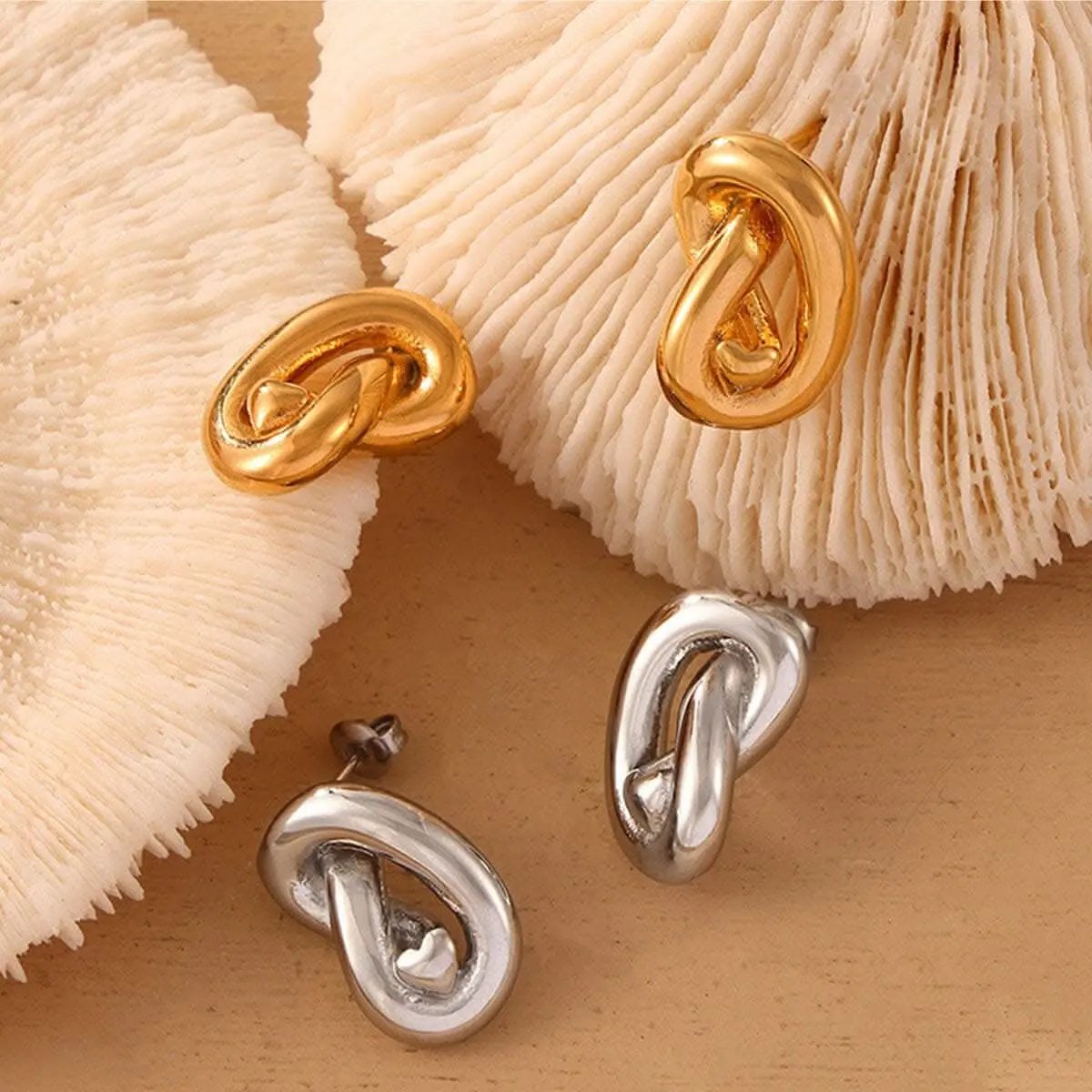 T-Shirts Trendsi Gold-plated titanium knot studs