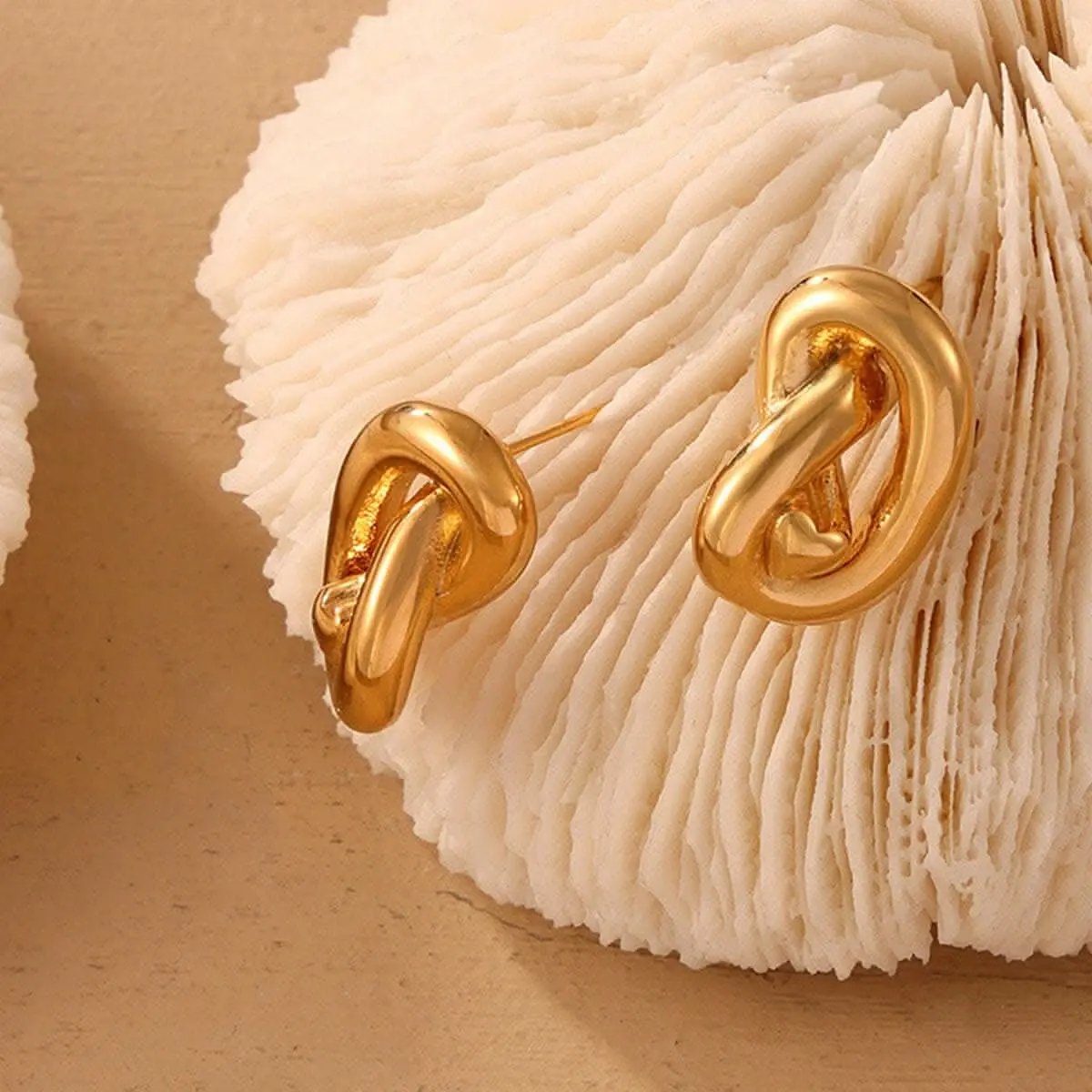 T-Shirts Trendsi Gold-plated titanium knot studs