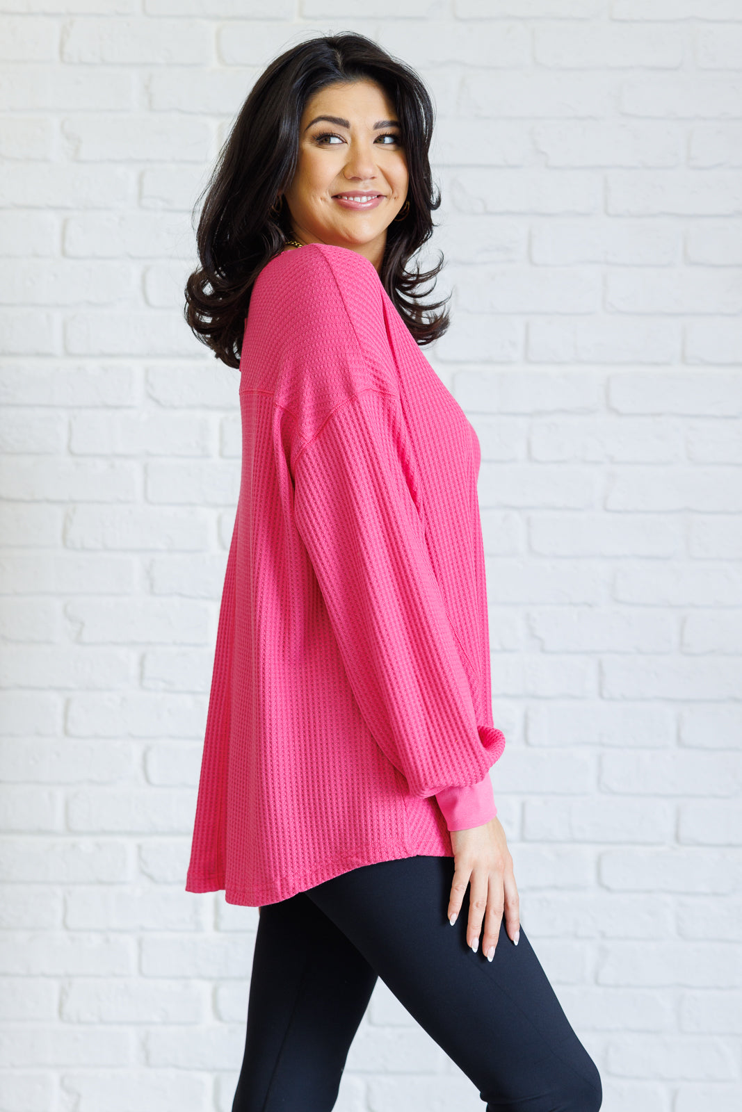 Camiseta con cuello de pico "Good Things Are Coming" en rosa