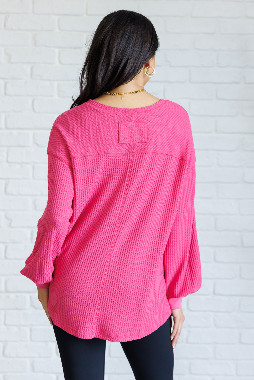 Camiseta con cuello de pico "Good Things Are Coming" en rosa