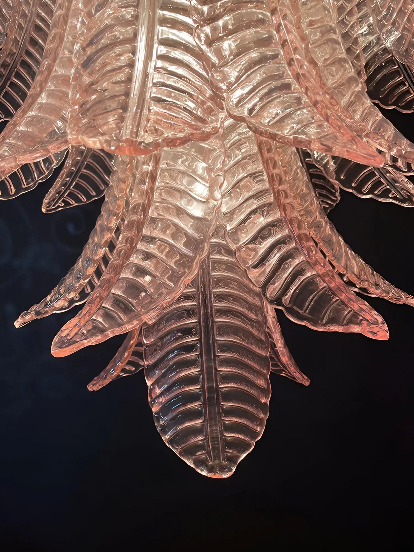 Preciosa lámpara de araña de cristal rosa Murano Felci