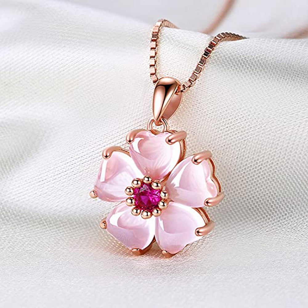 Collar con colgante de sakura rosa