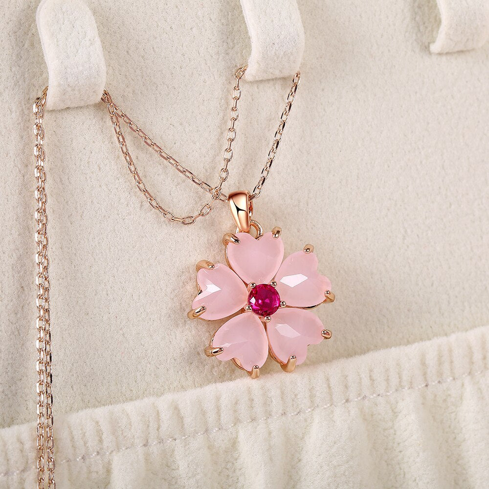 Collar con colgante de sakura rosa