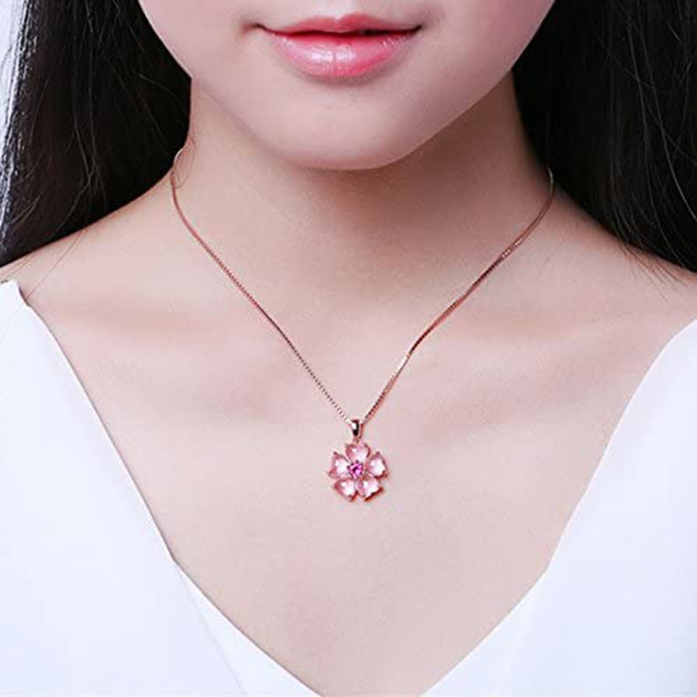 Collar con colgante de sakura rosa