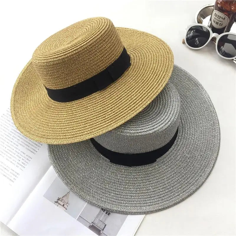 Canotier de paja para mujer con adorno de abeja metálica