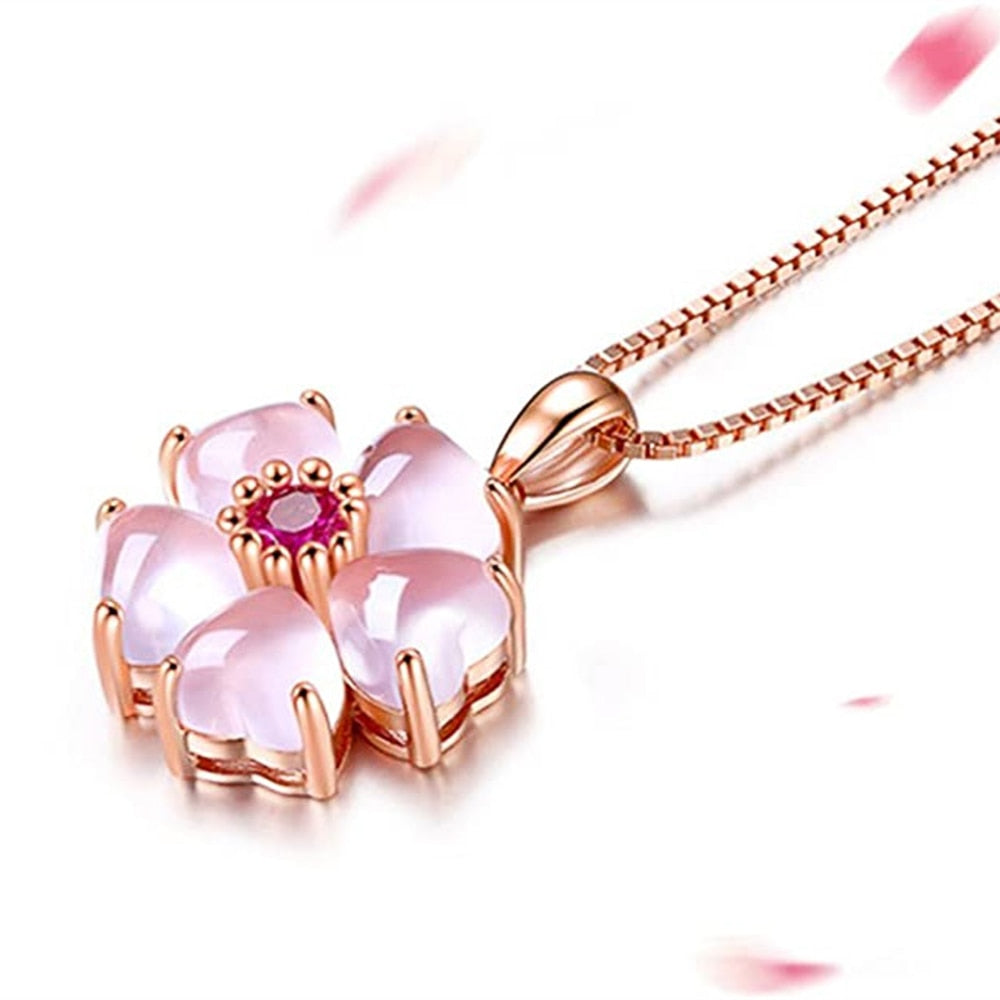 Collar con colgante de sakura rosa