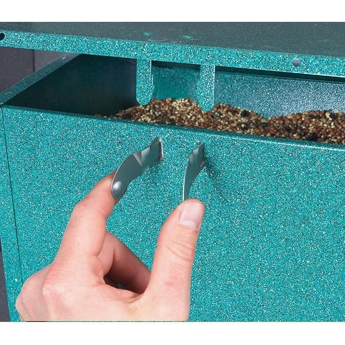Comedero para pájaros verde metálico resistente a las ardillas con parte superior de fácil recarga