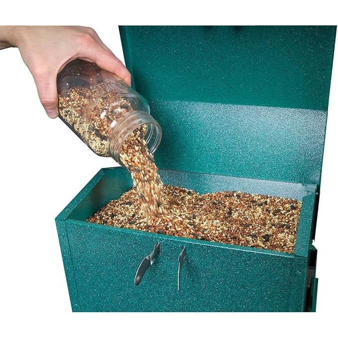 Comedero para pájaros verde metálico resistente a las ardillas con parte superior de fácil recarga