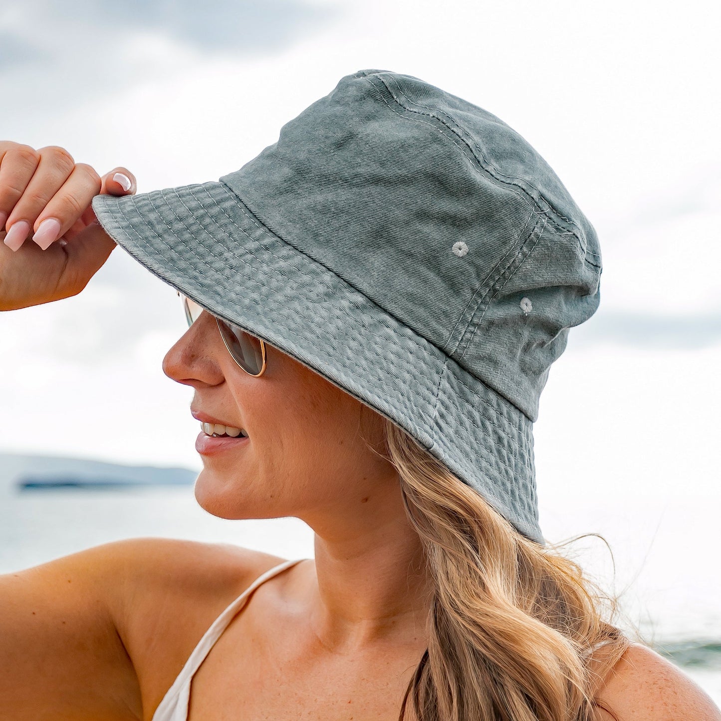 Sombreros de pescador desgastados