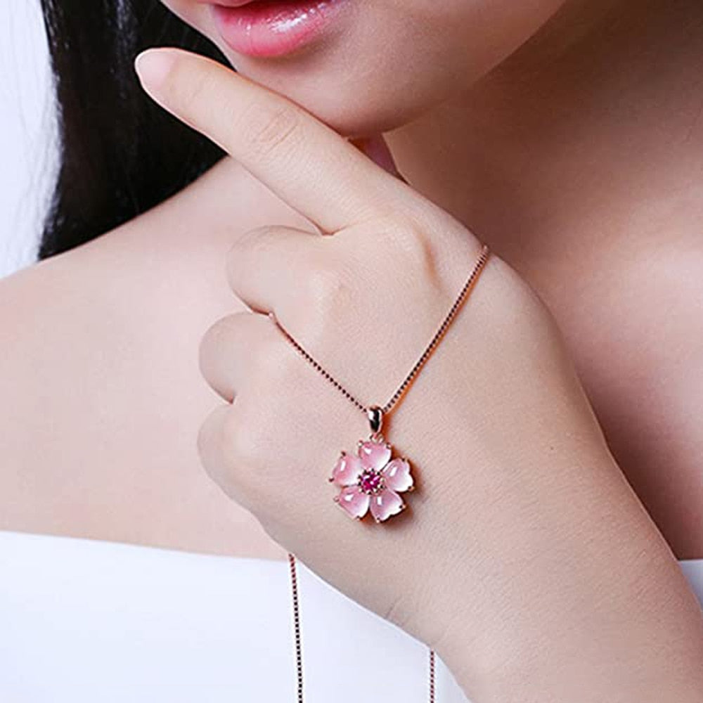 Collar con colgante de sakura rosa
