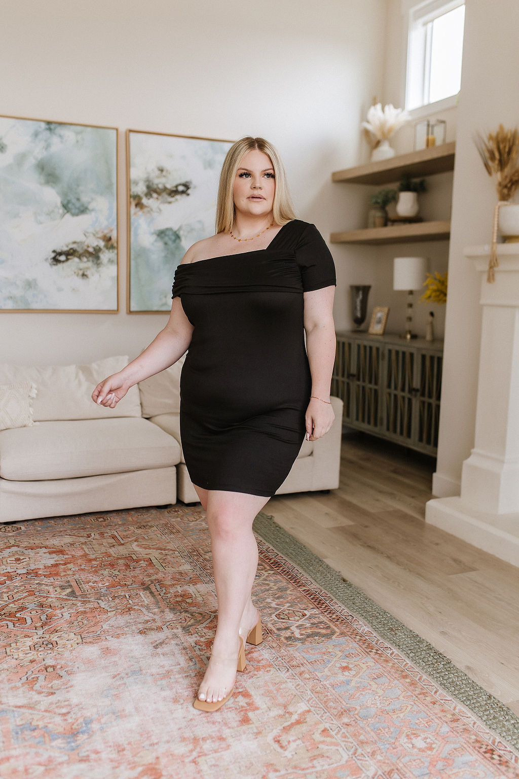 Vestido con escote asimétrico Head Over Heels