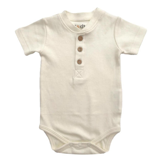 Body de manga corta tipo Henley de algodón natural con certificación GOTS y botones de coco