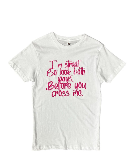 Soy la calle, así que mira a ambos lados antes de cruzarte conmigo. - {Unisex}