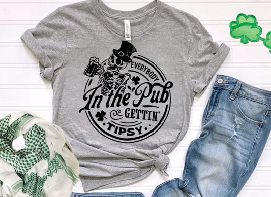 Todo el mundo con la camiseta del pub