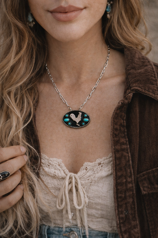 Collar de piedra turquesa con silueta de gallo occidental