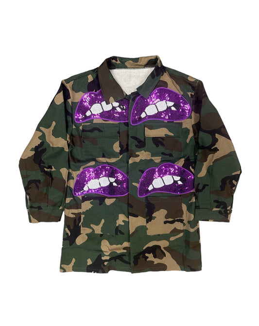 Chaqueta de camuflaje con lentejuelas y labios