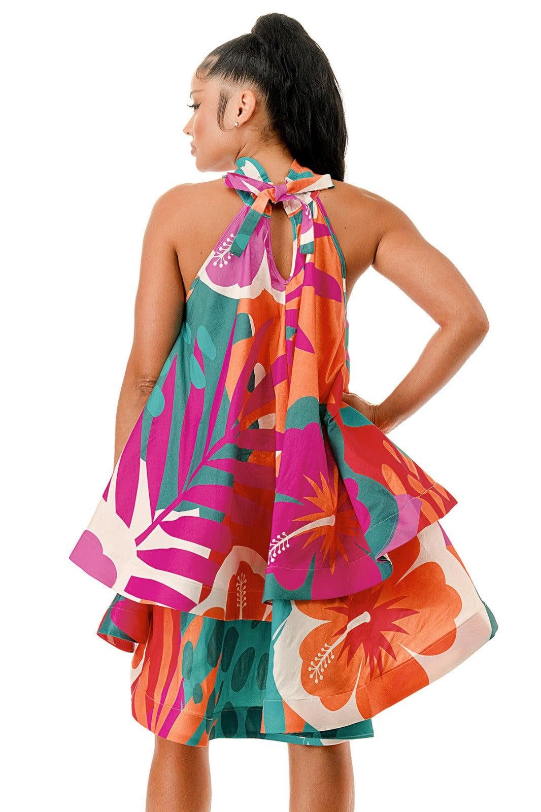 Vestido sin mangas con volantes y cuello halter