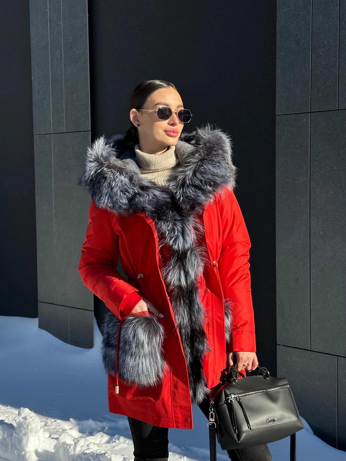 Parka Roma de piel auténtica de zorro plateado y conejo con aislamiento en color rojo
