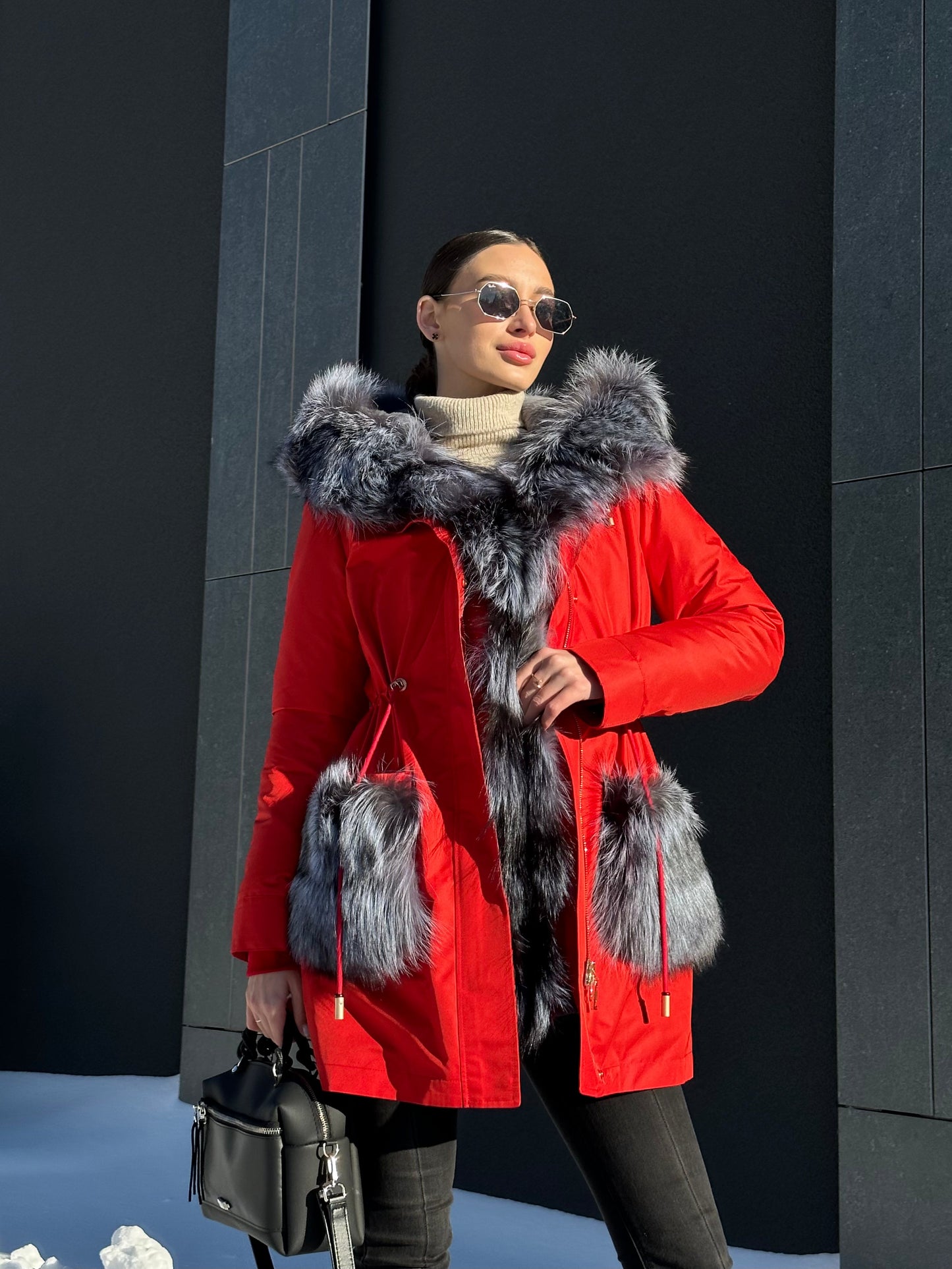 Parka Roma de piel auténtica de zorro plateado y conejo con aislamiento en color rojo