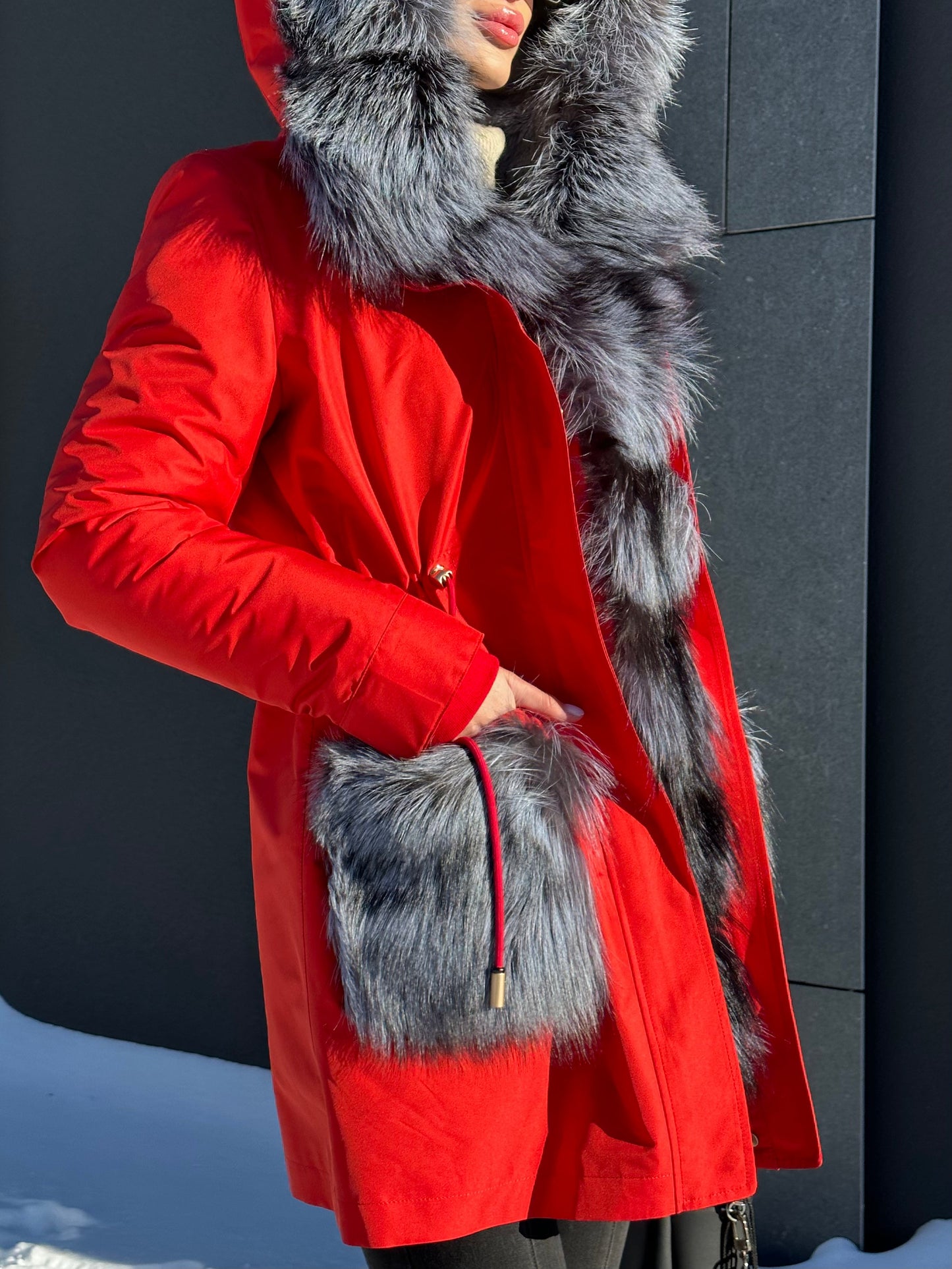 Parka Roma de piel auténtica de zorro plateado y conejo con aislamiento en color rojo