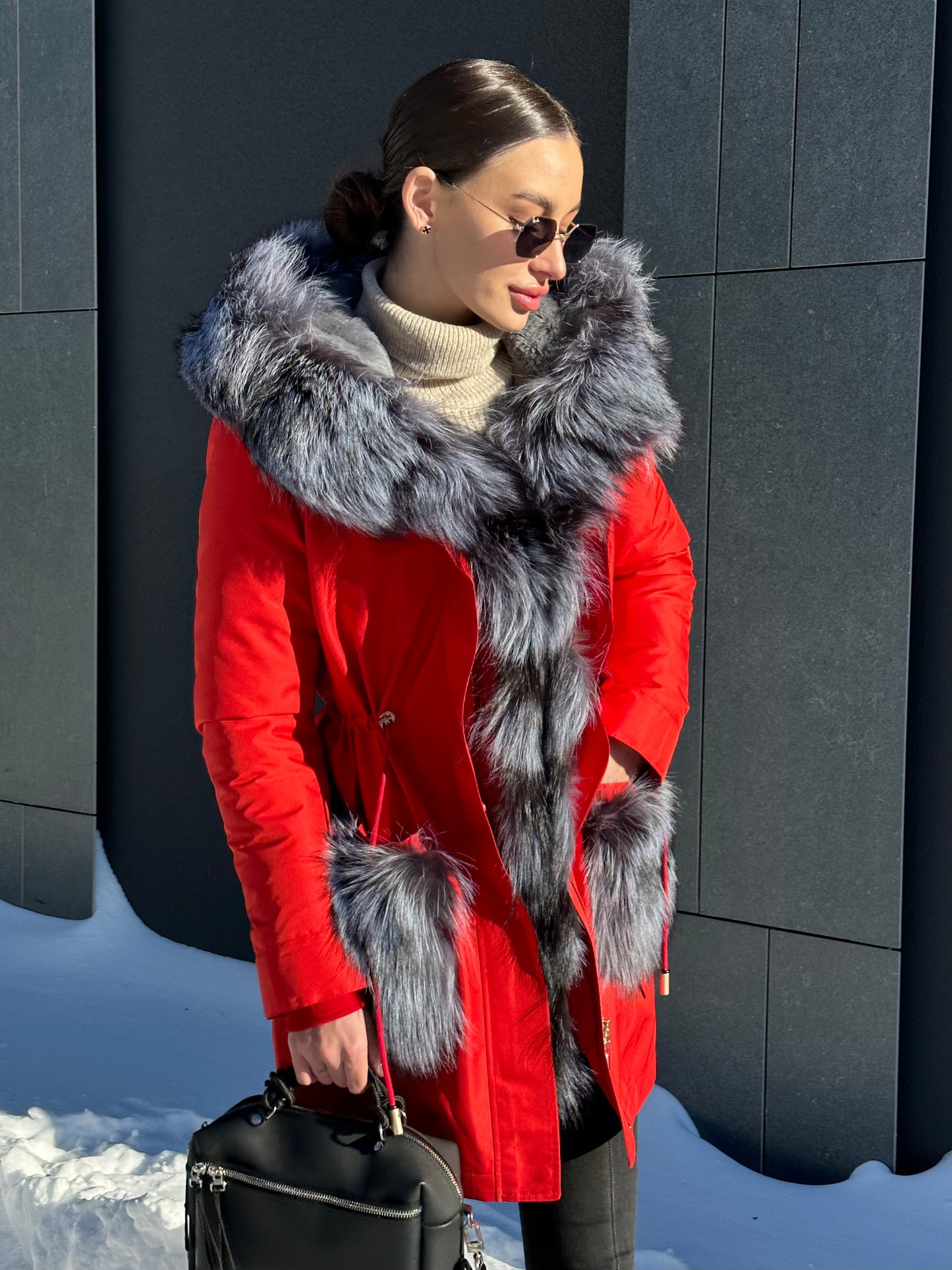 Parka Roma de piel auténtica de zorro plateado y conejo con aislamiento en color rojo
