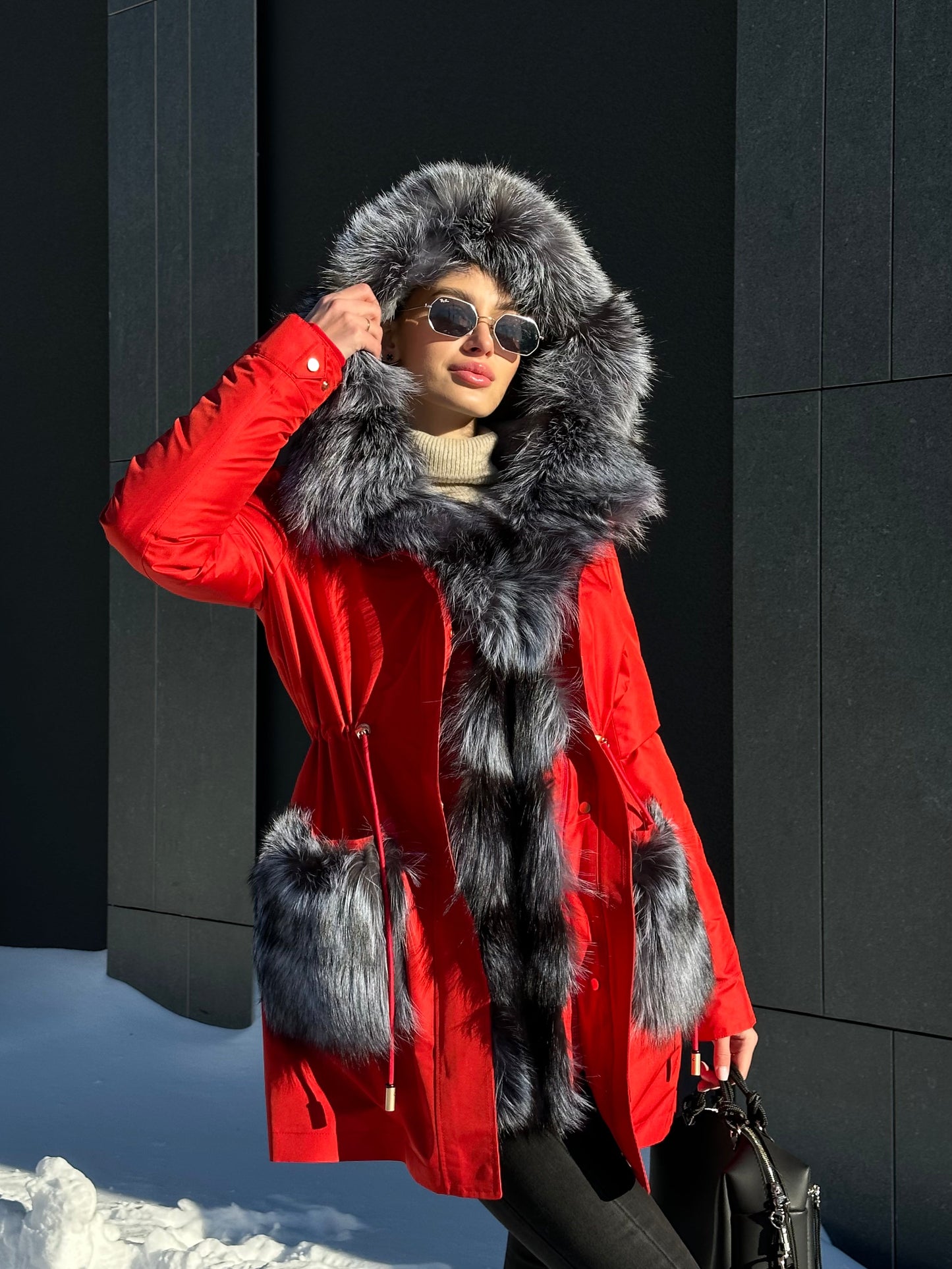 Parka Roma de piel auténtica de zorro plateado y conejo con aislamiento en color rojo