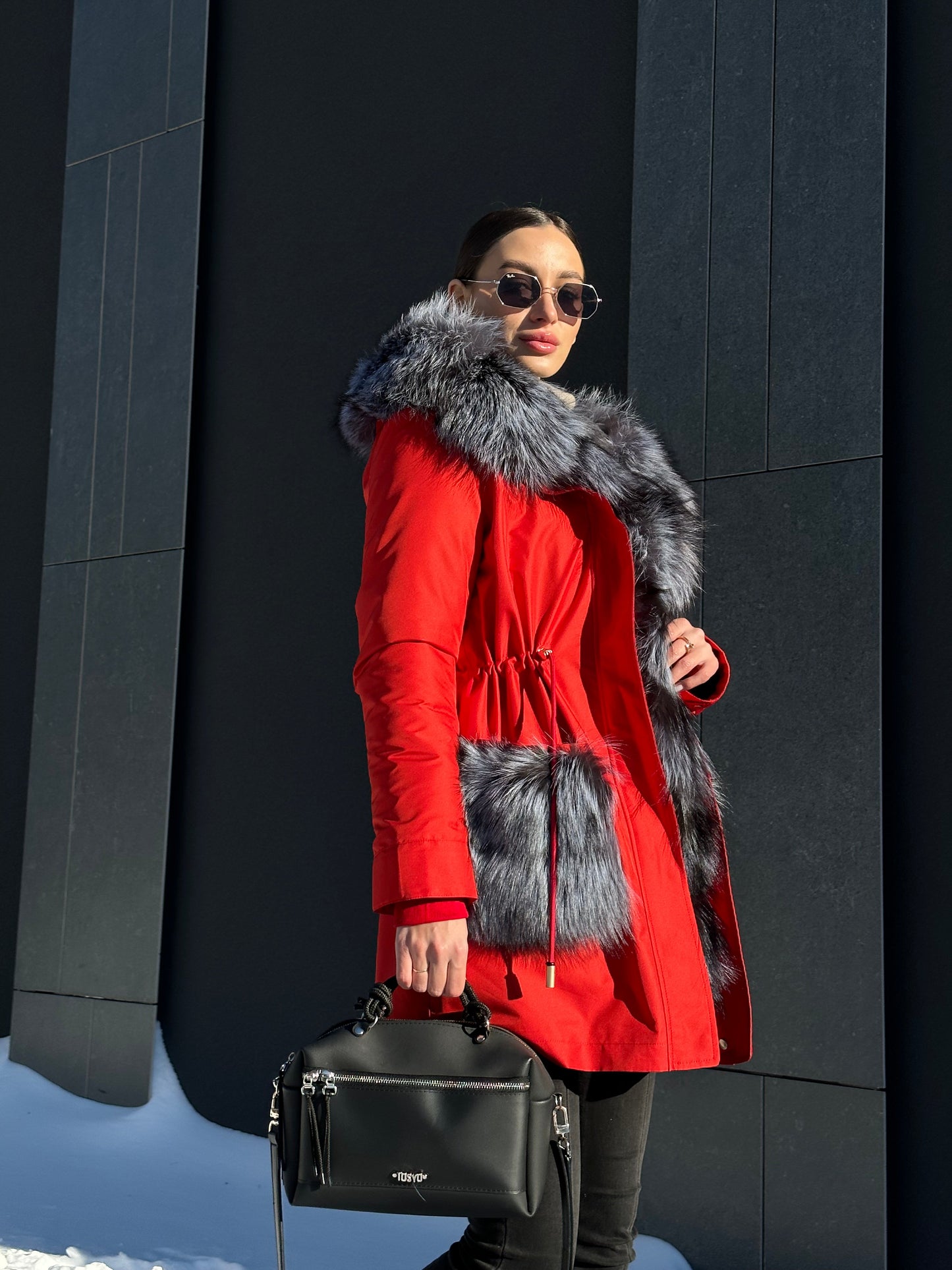 Parka Roma de piel auténtica de zorro plateado y conejo con aislamiento en color rojo