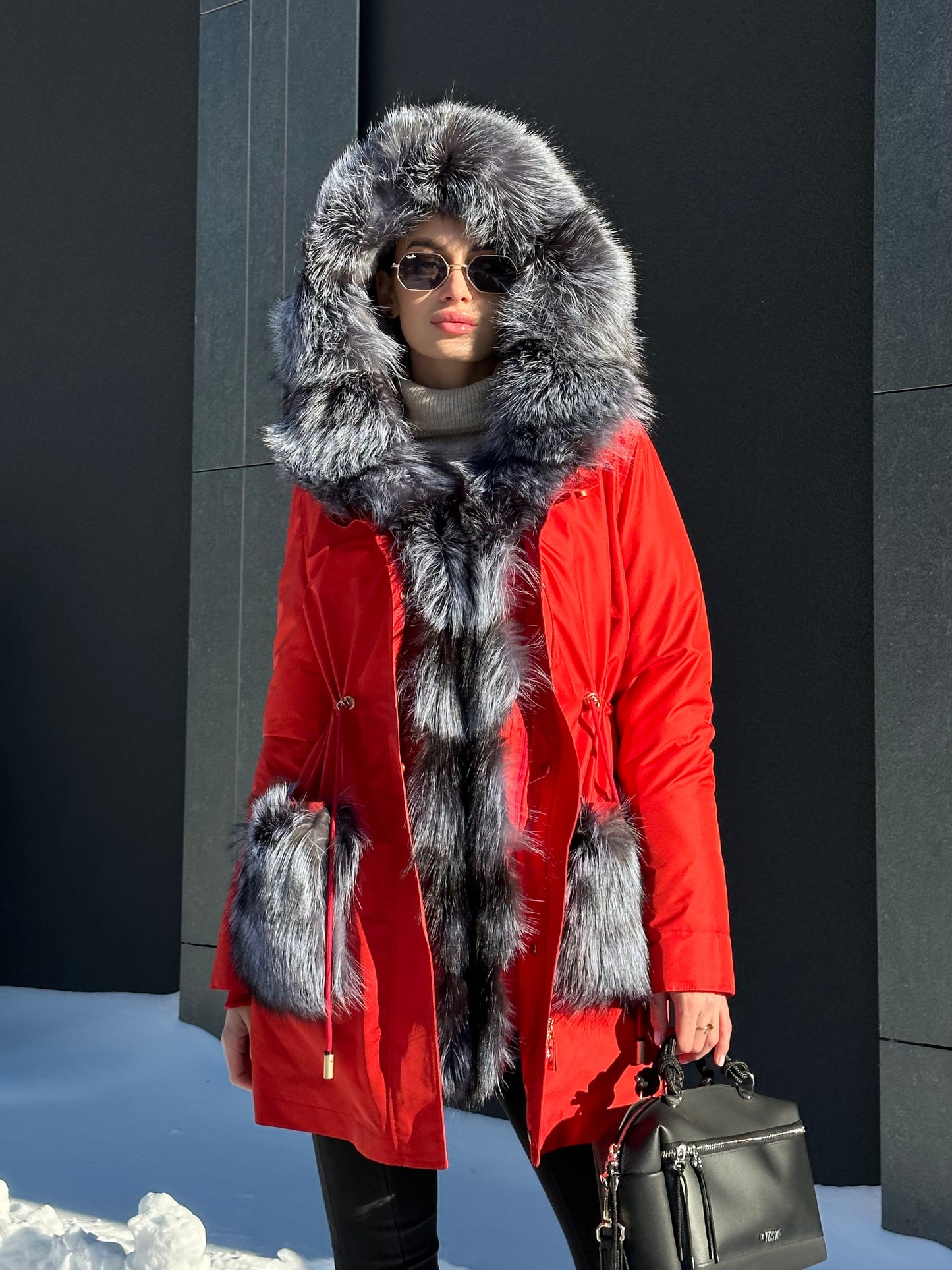 Parka Roma de piel auténtica de zorro plateado y conejo con aislamiento en color rojo