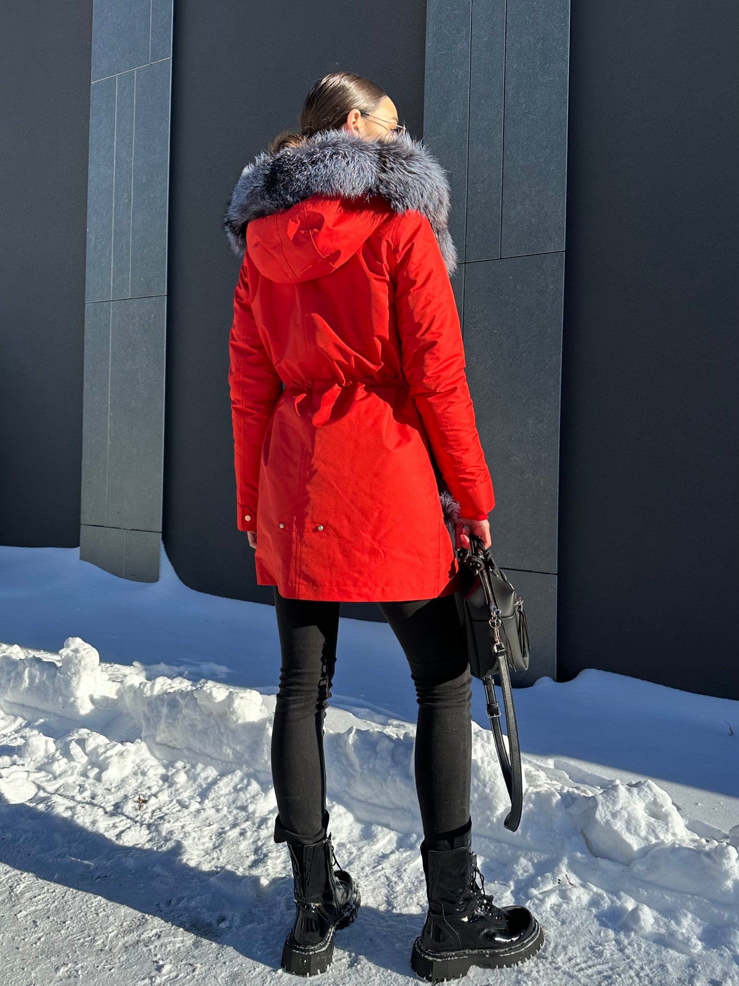 Parka Roma de piel auténtica de zorro plateado y conejo con aislamiento en color rojo
