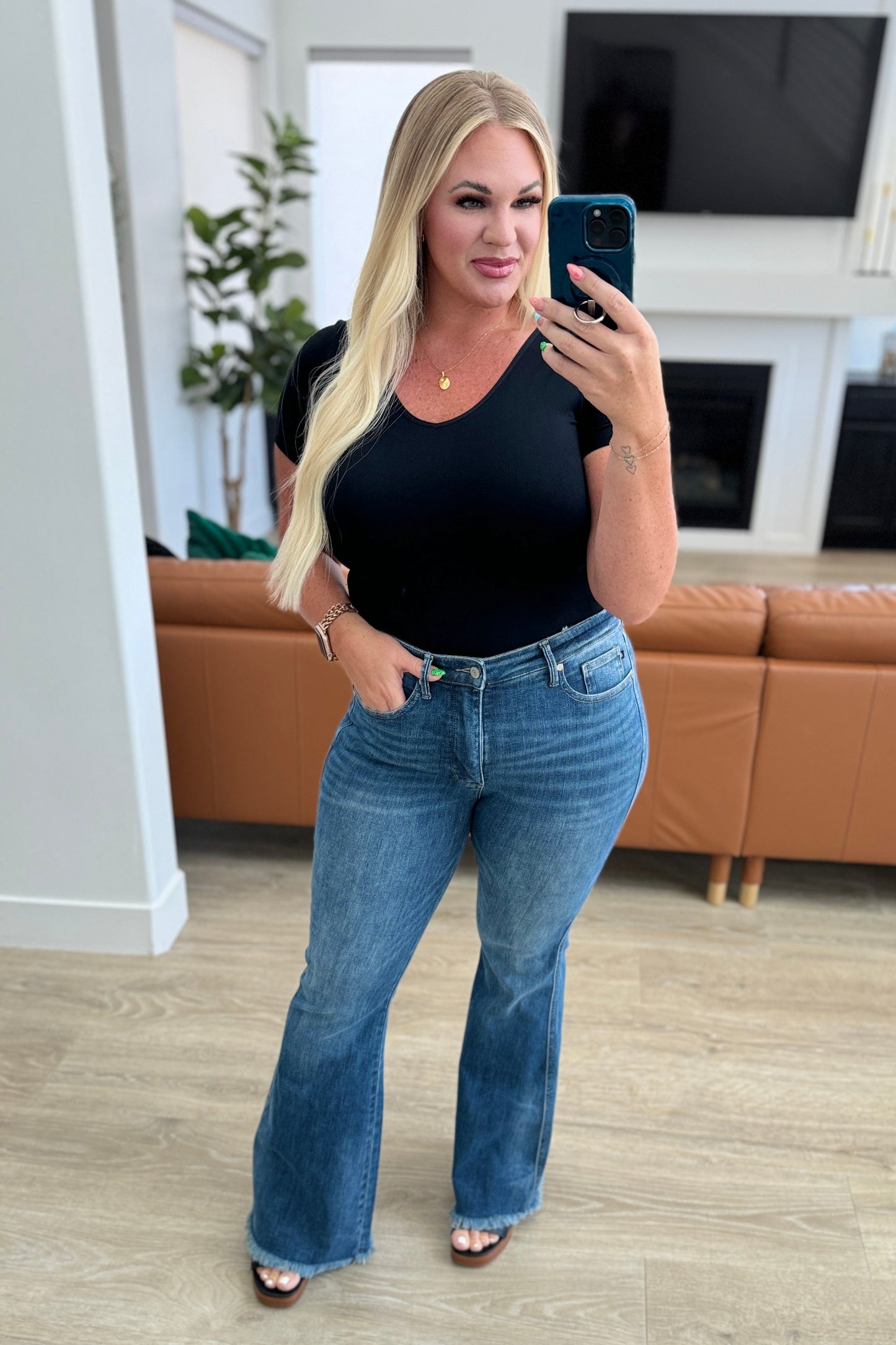 Miley Jeans Flare de Cintura Alta con Control de Abdomen y Bajo Deshilachado