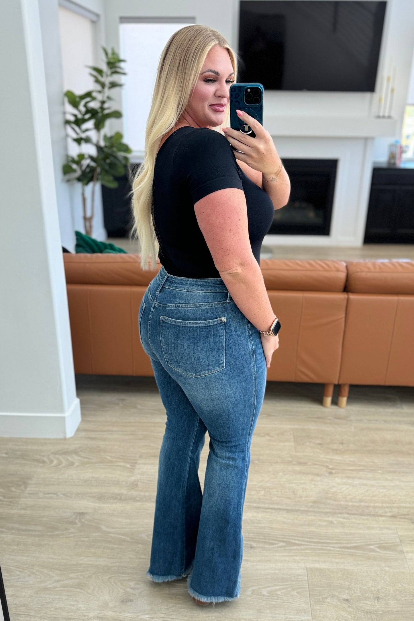 Miley Jeans Flare de Cintura Alta con Control de Abdomen y Bajo Deshilachado