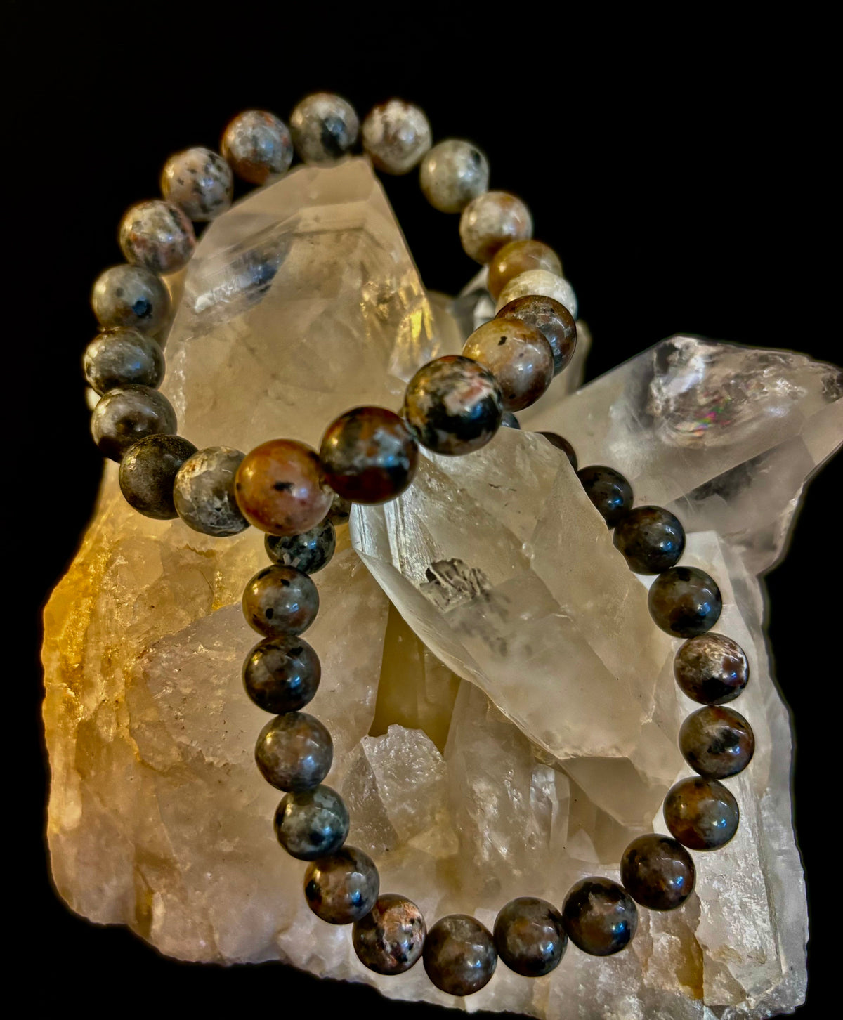 Pulsera de conexión a tierra Yooperlite – Piedra natural reactiva a los rayos UV, cuentas de 8 mm (muñecas grandes)