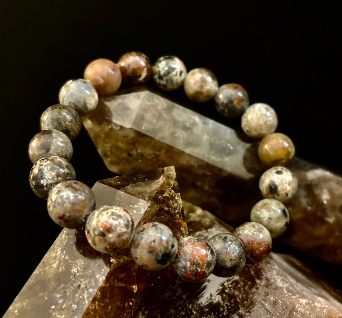 Pulsera de conexión a tierra Yooperlite – Piedra natural reactiva a los rayos UV, cuentas de 8 mm (muñecas grandes)