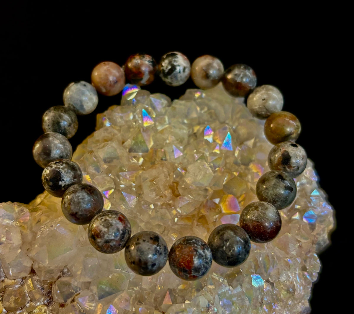 Pulsera de conexión a tierra Yooperlite – Piedra natural reactiva a los rayos UV, cuentas de 8 mm (muñecas grandes)