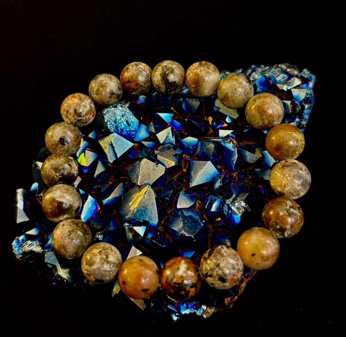 Pulsera de conexión a tierra Yooperlite – Piedra natural reactiva a los rayos UV, cuentas de 8 mm (muñecas grandes)