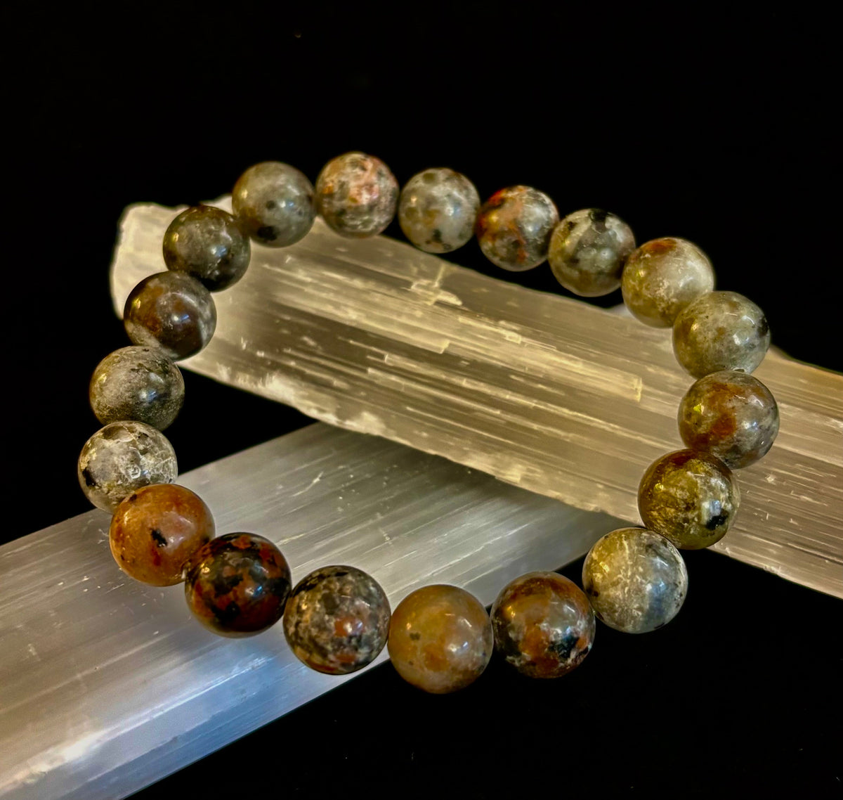 Pulsera de conexión a tierra Yooperlite – Piedra natural reactiva a los rayos UV, cuentas de 8 mm (muñecas grandes)