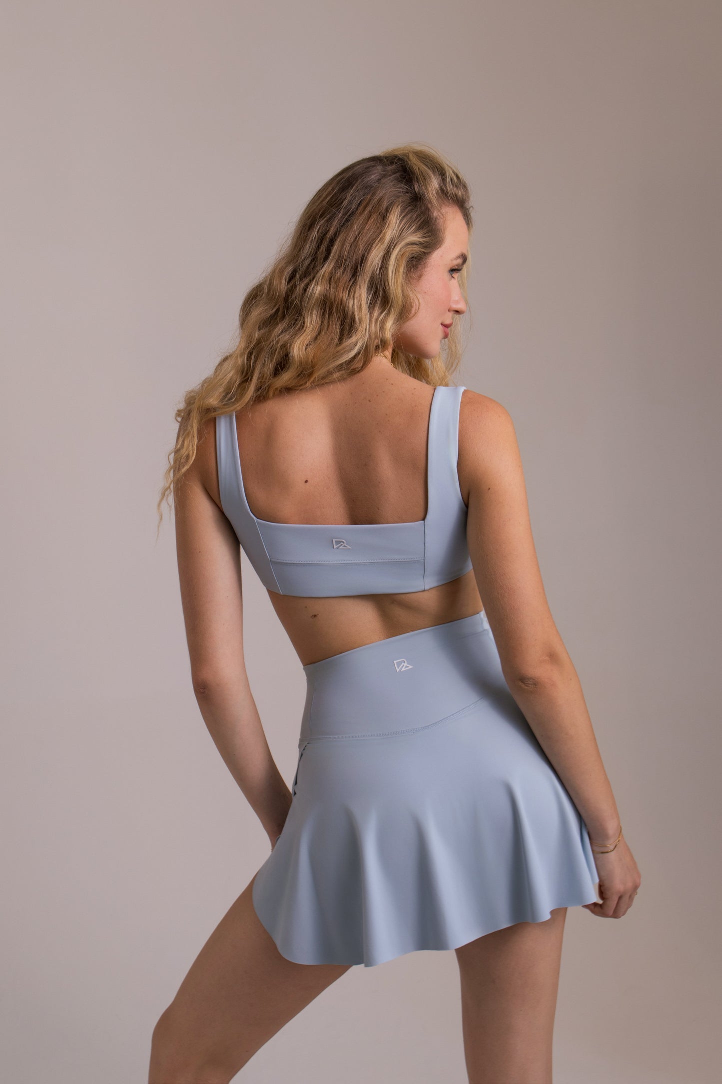 Minifalda de chica atrevida en LuxeForm