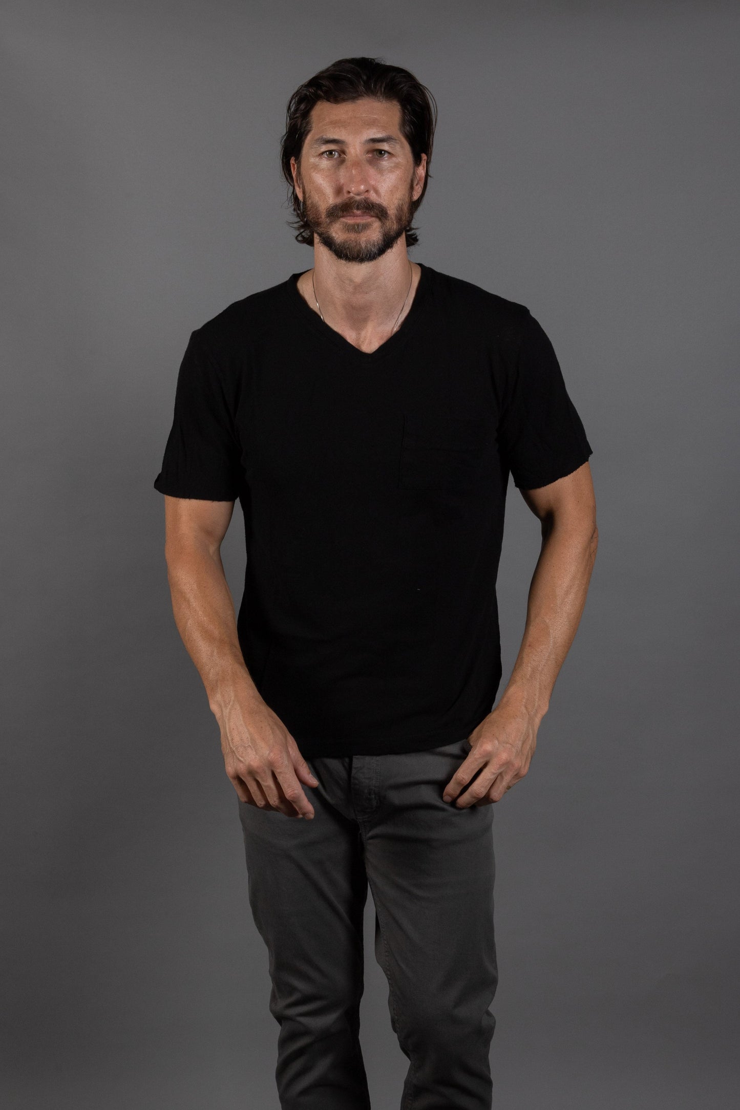 Camiseta Warren de hombre con escote de pico y bolsillo, de lino y algodón