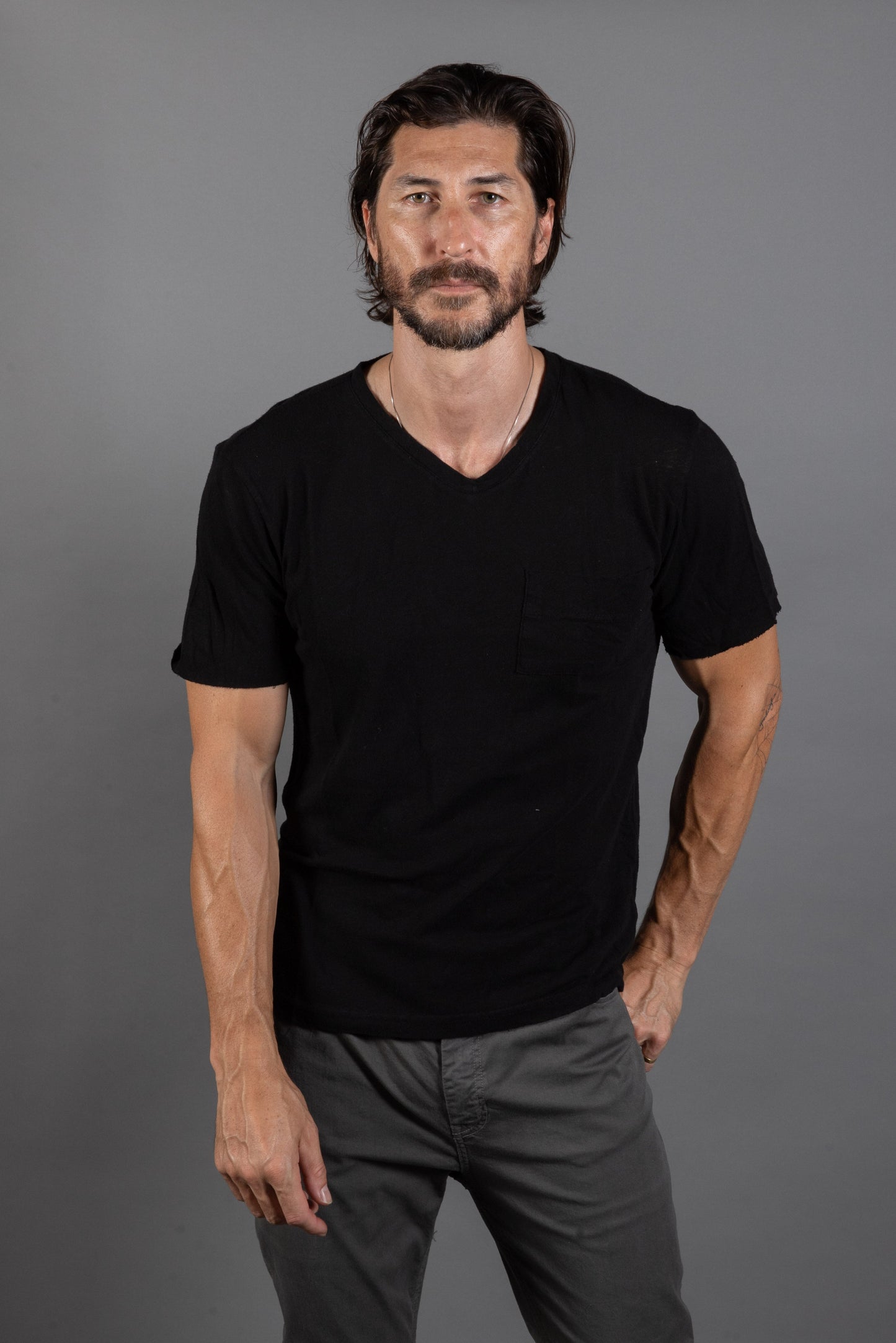 Camiseta Warren de hombre con escote de pico y bolsillo, de lino y algodón