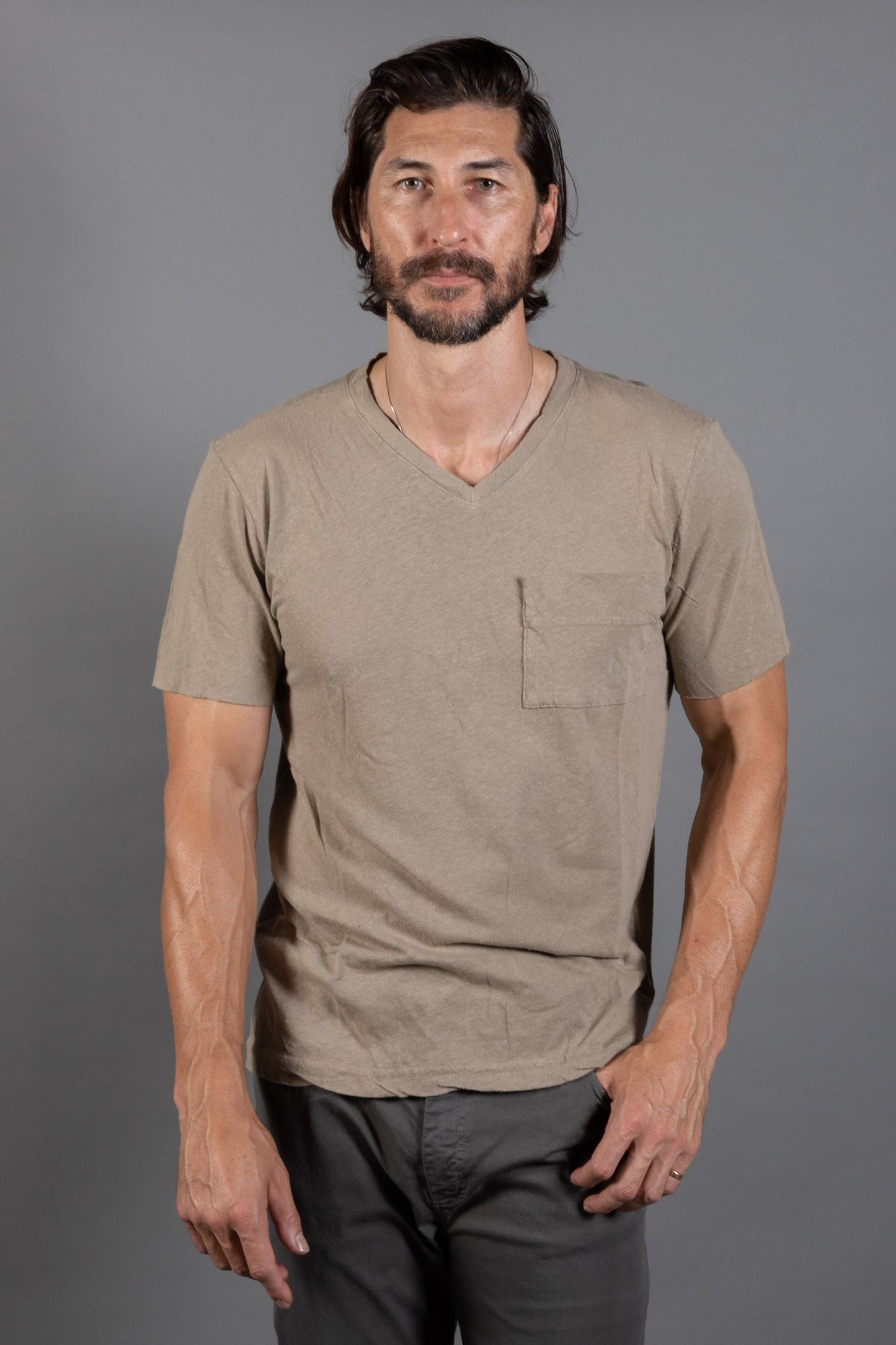 Camiseta Warren de hombre con escote de pico y bolsillo, de lino y algodón