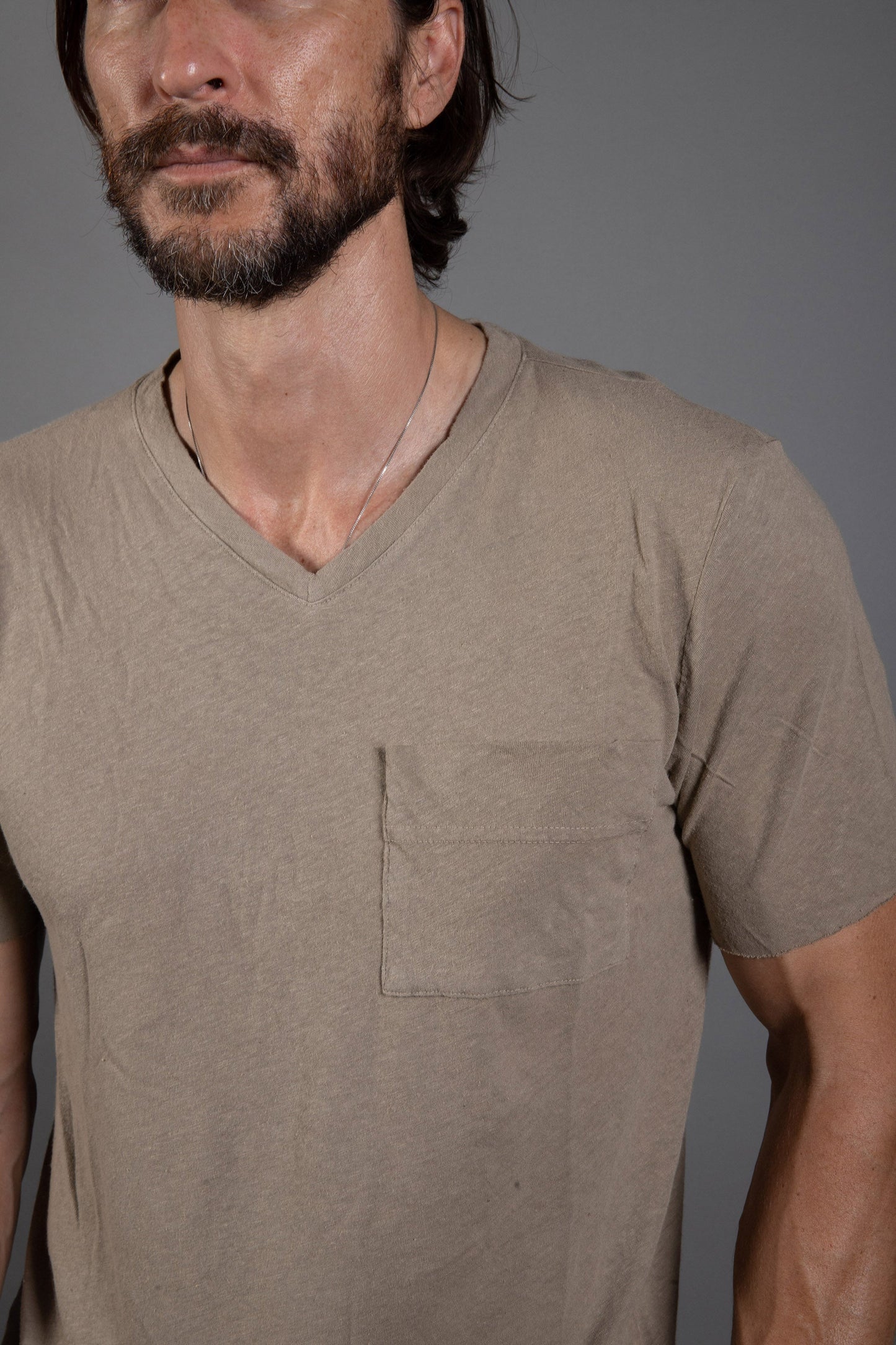 Camiseta Warren de hombre con escote de pico y bolsillo, de lino y algodón